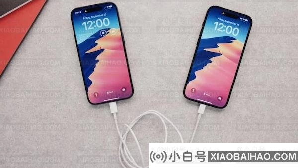 iPhone 15 系列反向充电实测：可为其它手机充电